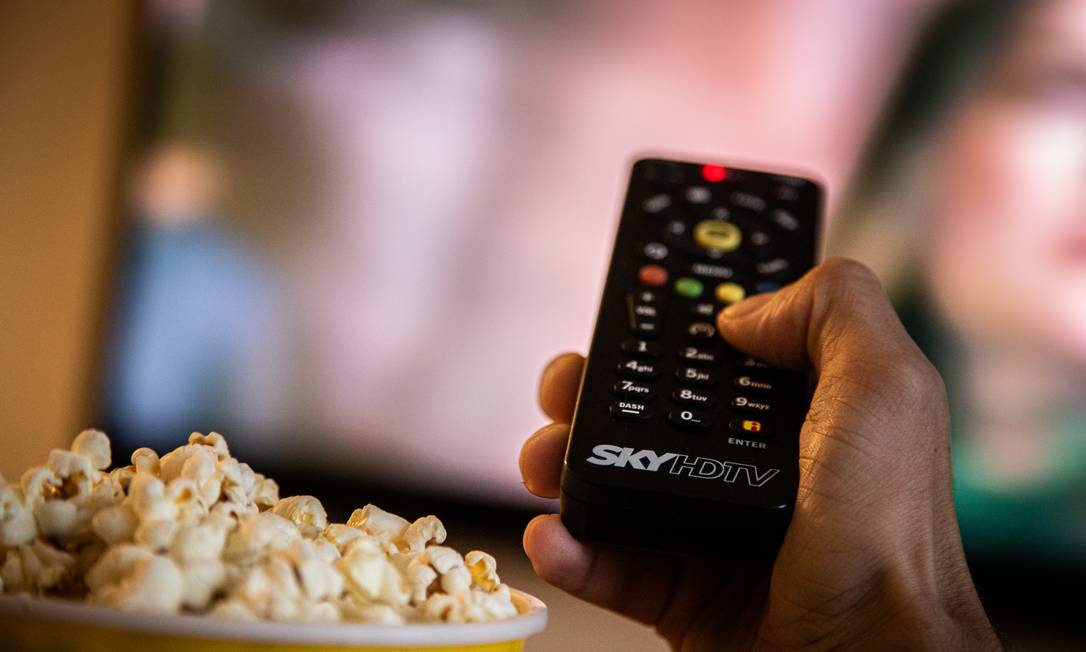 Família assistindo TV em casa